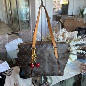 Louis Vuitton Monogram Totally PM Tote size 11” x 14” in great condition